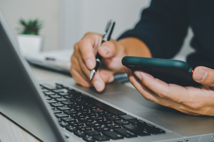 bliska reka biznesmen trzymajac smartfon i uzyj danych wyszukiwania komputera laptop online zakupy 55997 1794